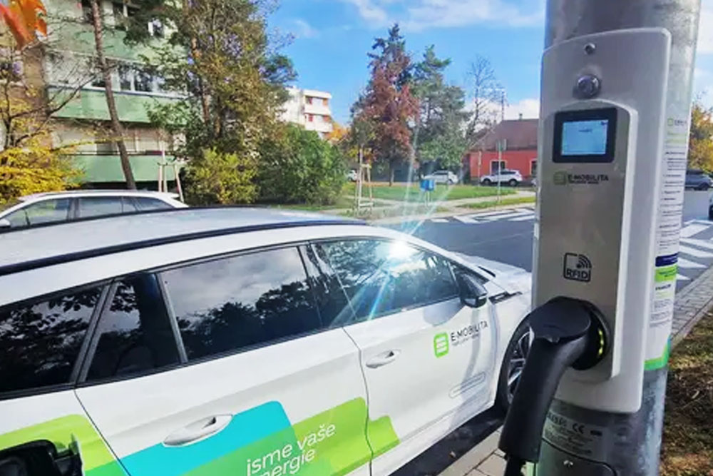 Зарядка электромобиля от фонарного столба